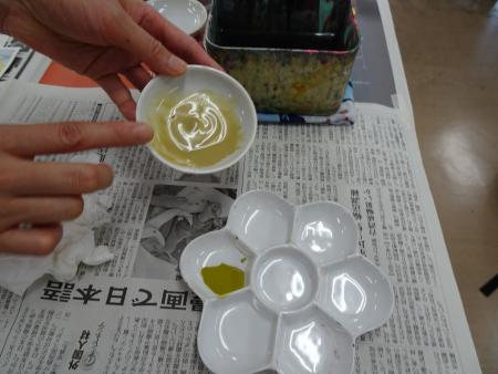 実際に絵の具を溶いてみました
