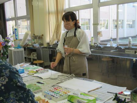 岩絵の具の溶き方について説明する講師