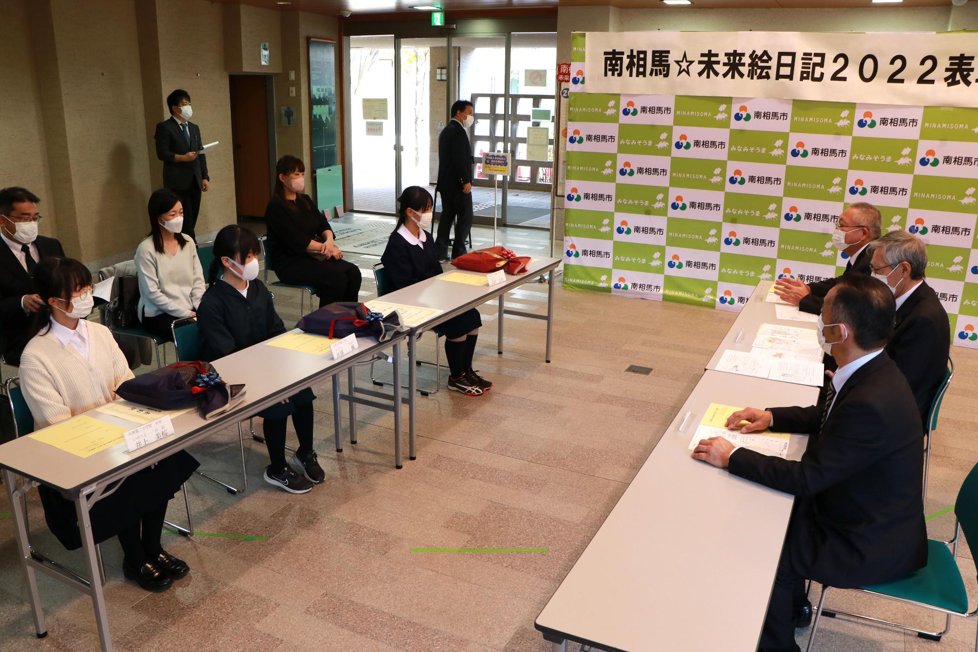 表彰後は、表彰者と市長・教育長らとの懇談も行われました。