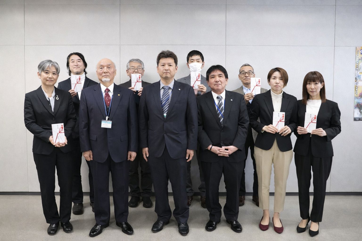 寄附金の贈呈者と目録を持つ各団体の代表者の写真
