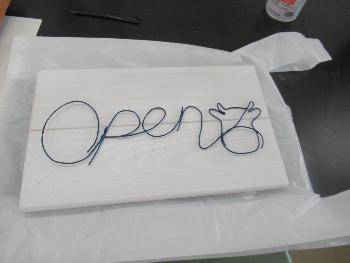 「OPEN」という形のワイヤークラフトのルームプレート写真
