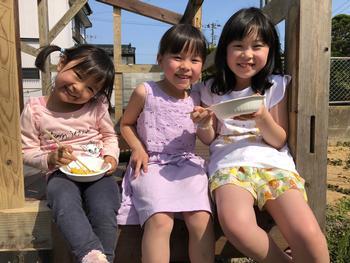 揃って仲良く食事をする子供たちの写真