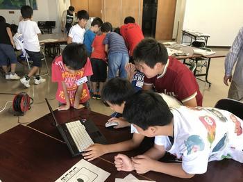 パソコンを使用する子供たちの写真