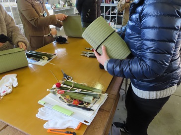 門松の土台に使用する縄を巻きます