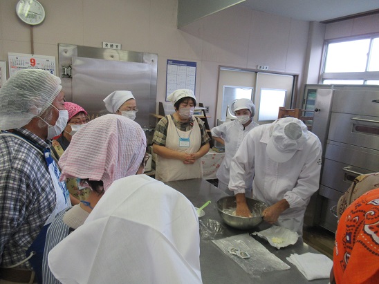 小麦粉からの工程について説明を受けます