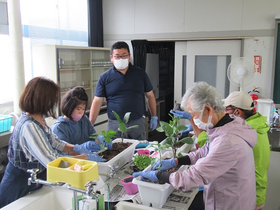 植え方のコツを講師より指導いただきました