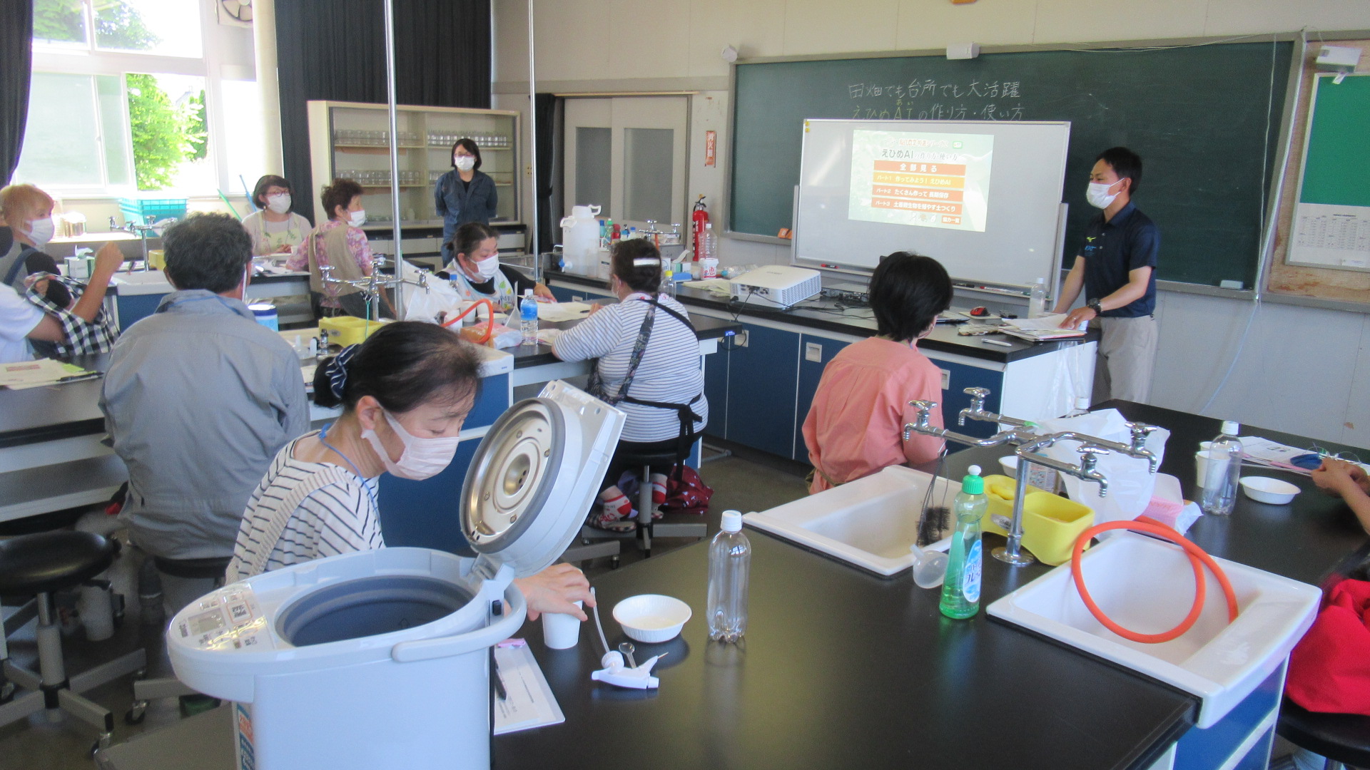 講師から発酵について学びます