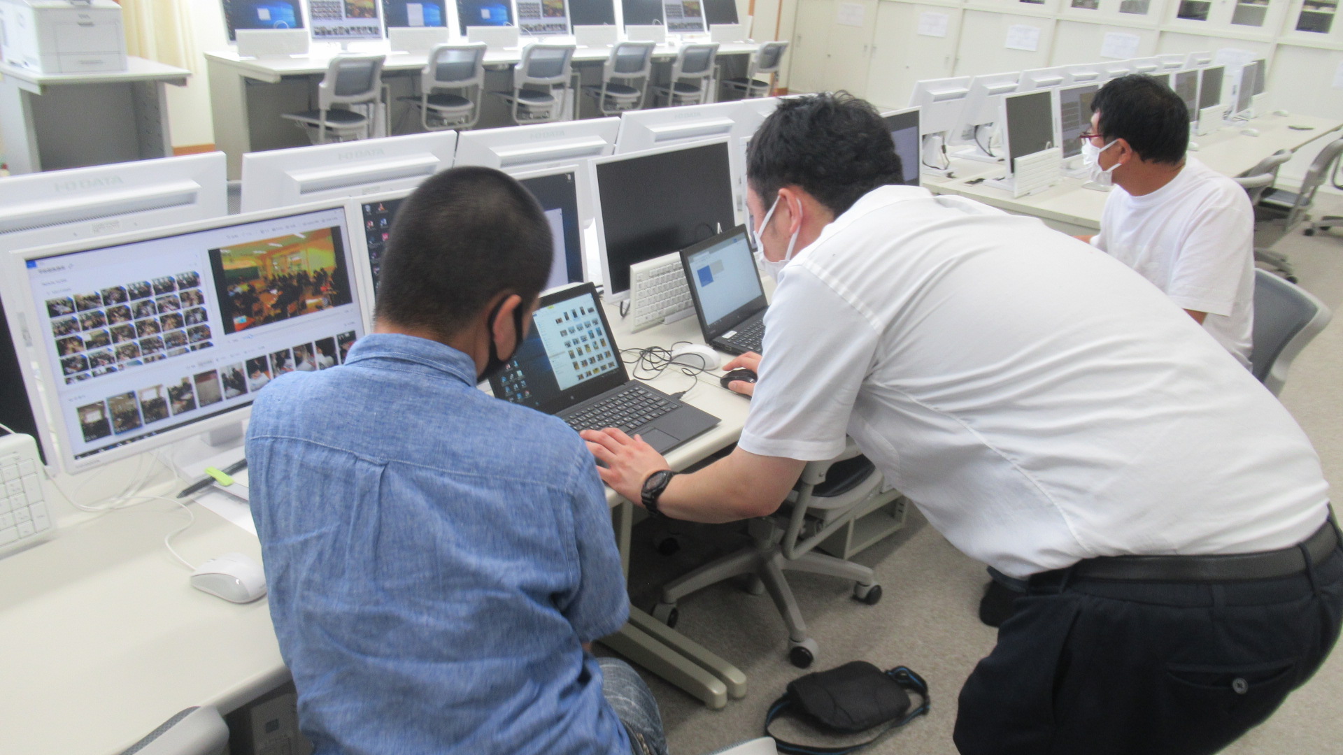スマートフォンやDVDに保存している写真を一つのオリジナル・アルバムにしていきます。