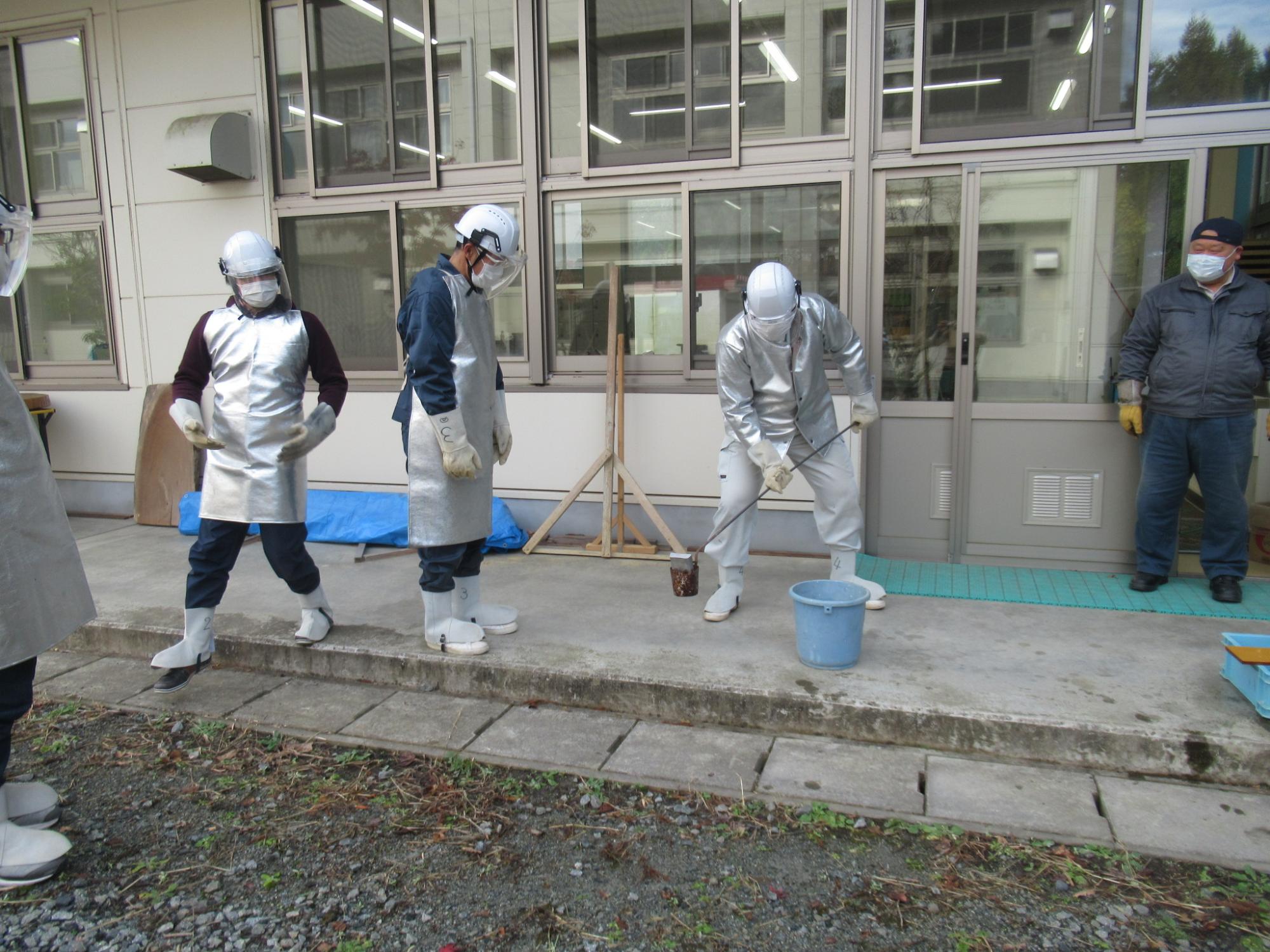 柄が長いので、練習して、こぼさず、早く運ぶコツをつかみます。