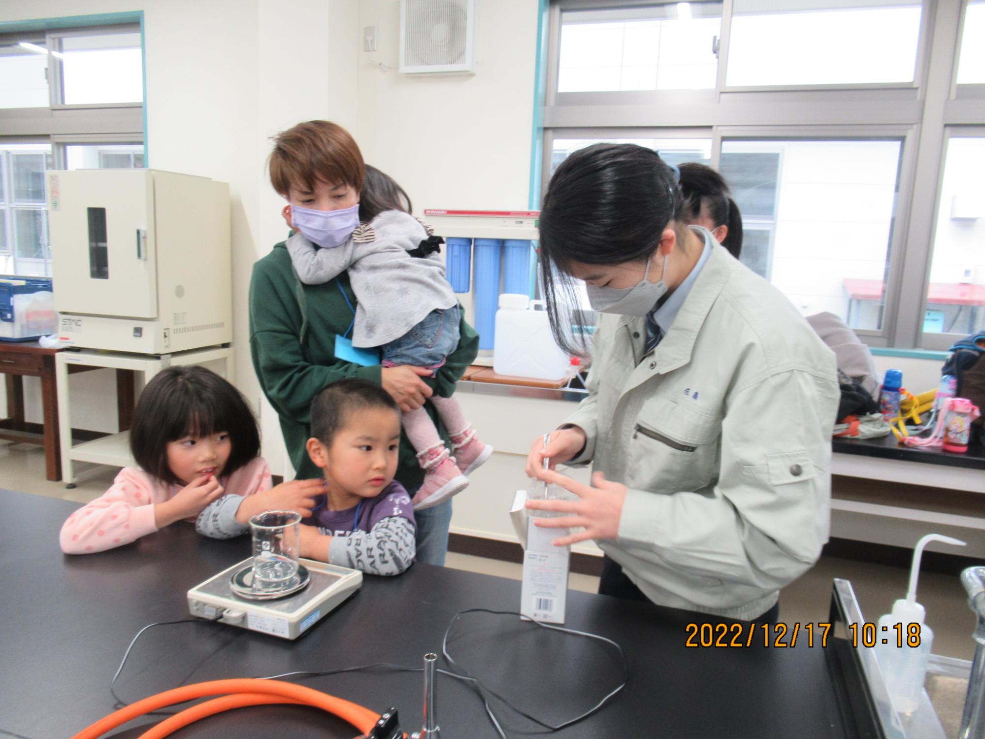 小高産業技術高校の生徒さんが実験を手伝ってくれました。