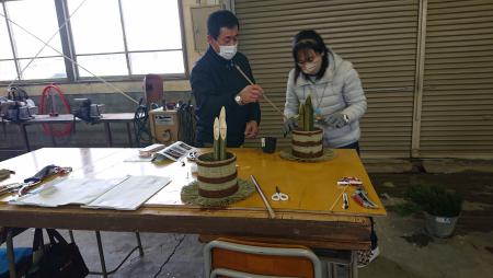 土台となる缶に畳表を巻いて、その上から麻縄を3段に結んでいきます。