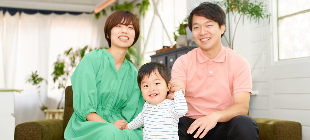 小さい子供と両親の画像