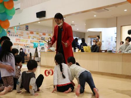 (写真)喜楽イベント企画によるジャグリング教室の様子