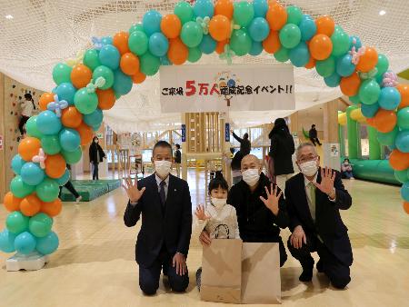 (写真)右:市長左:NIKOパーク指定管理会社代表中:5万人目来場者