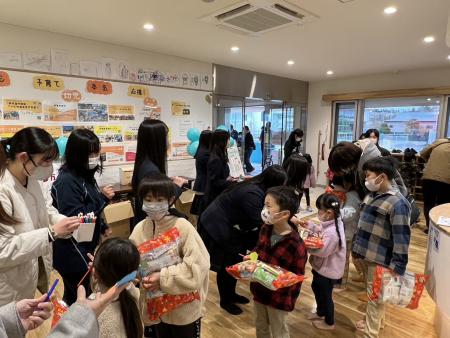 (写真)来場者へのお菓子プレゼント(株式会社薬王堂より提供)