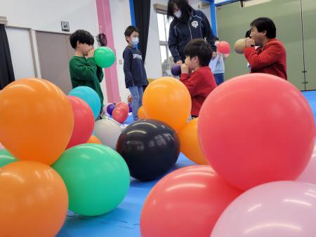 (写真)バルーンアートづくりの様子
