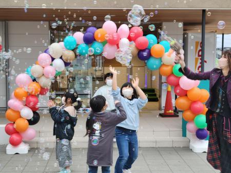 (写真)みんなで作ったバルーンアートの前で遊ぶ様子