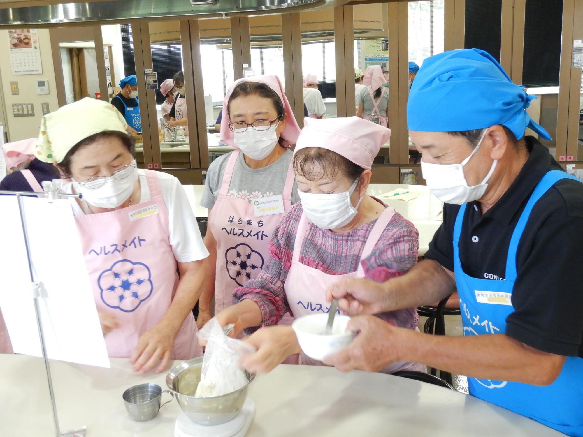 食生活改善推進員の調理実習の様子