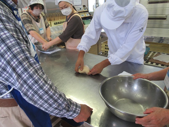 パンの生地を一生懸命丸めていきます