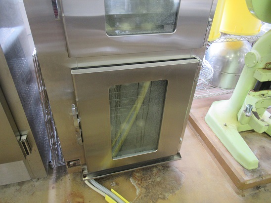 生地を機械で発酵させます