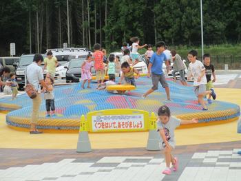 子どもたちがボールトランポリンで遊んでいる写真