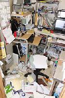 地震によってカルテ等の書類が散乱している写真