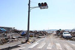 浜街道も瓦礫の山が積み上がり、かろうじて片側一車線のみが通行できるであろう写真