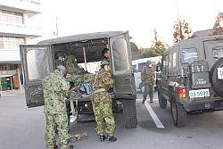 南相馬市市役所にて行方不明者捜索に向かう前の準備をする自衛隊員の写真