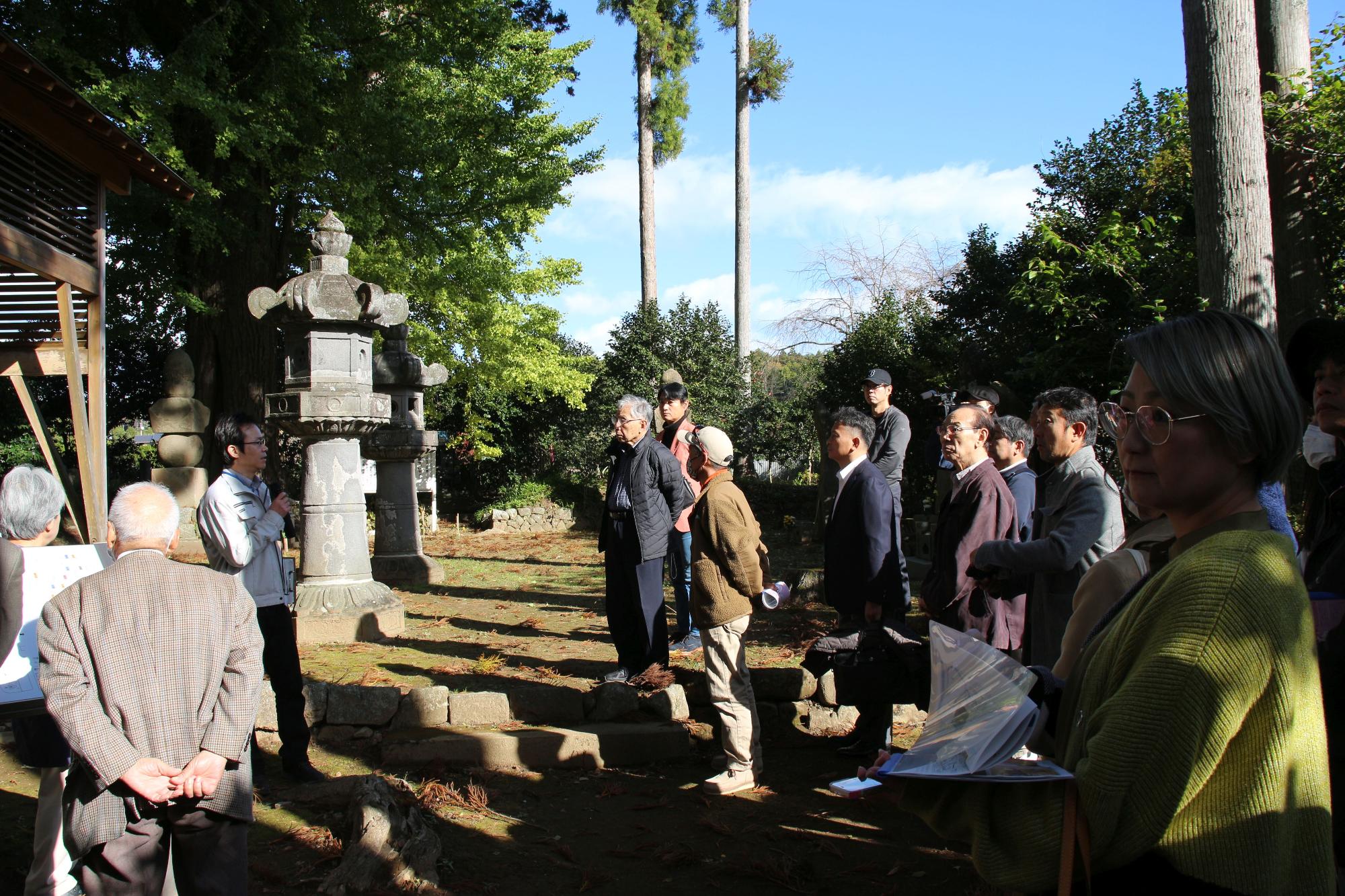同慶寺で学芸員から説明を受ける様子