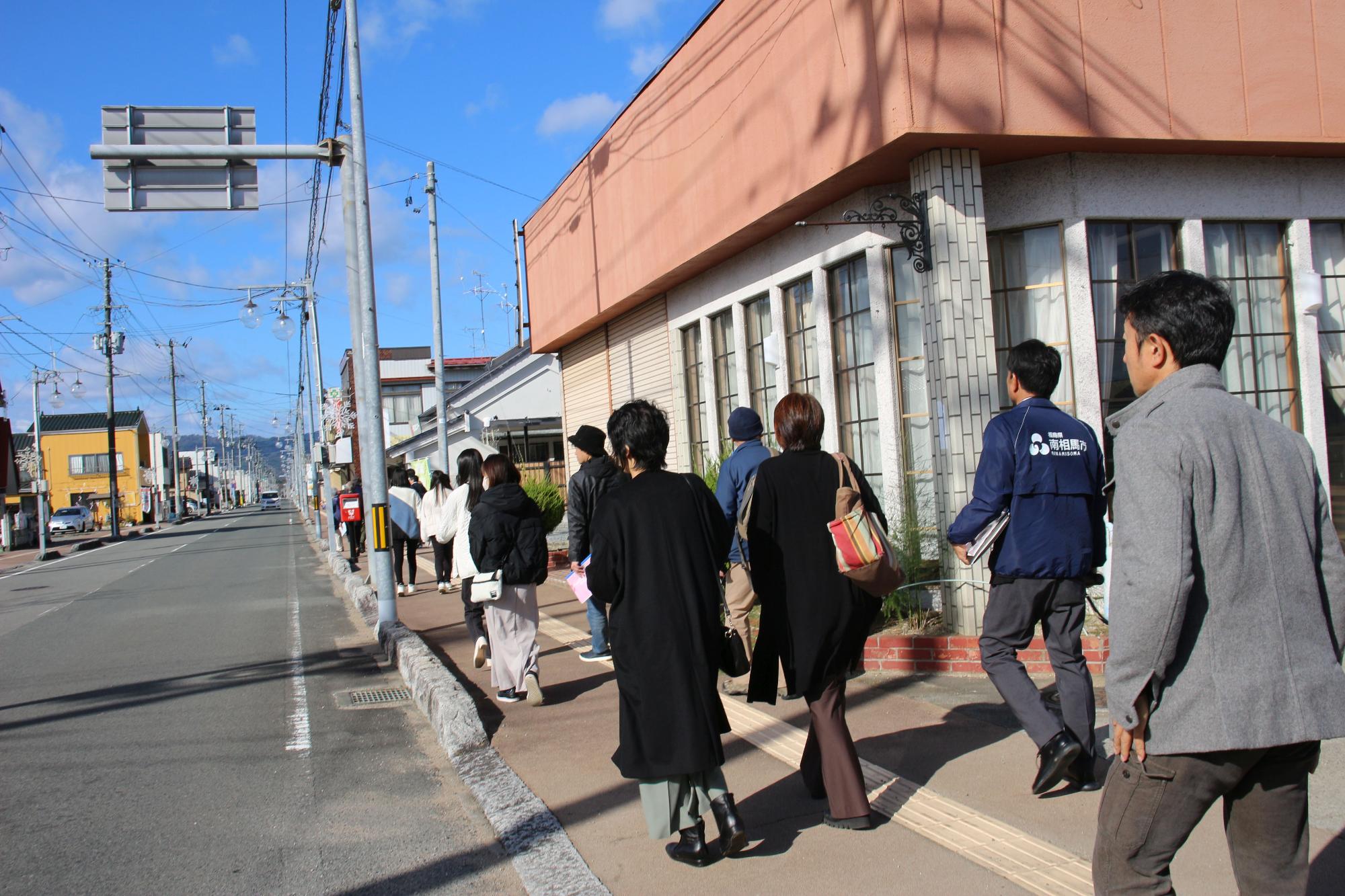 小高の街なかを散策する様子