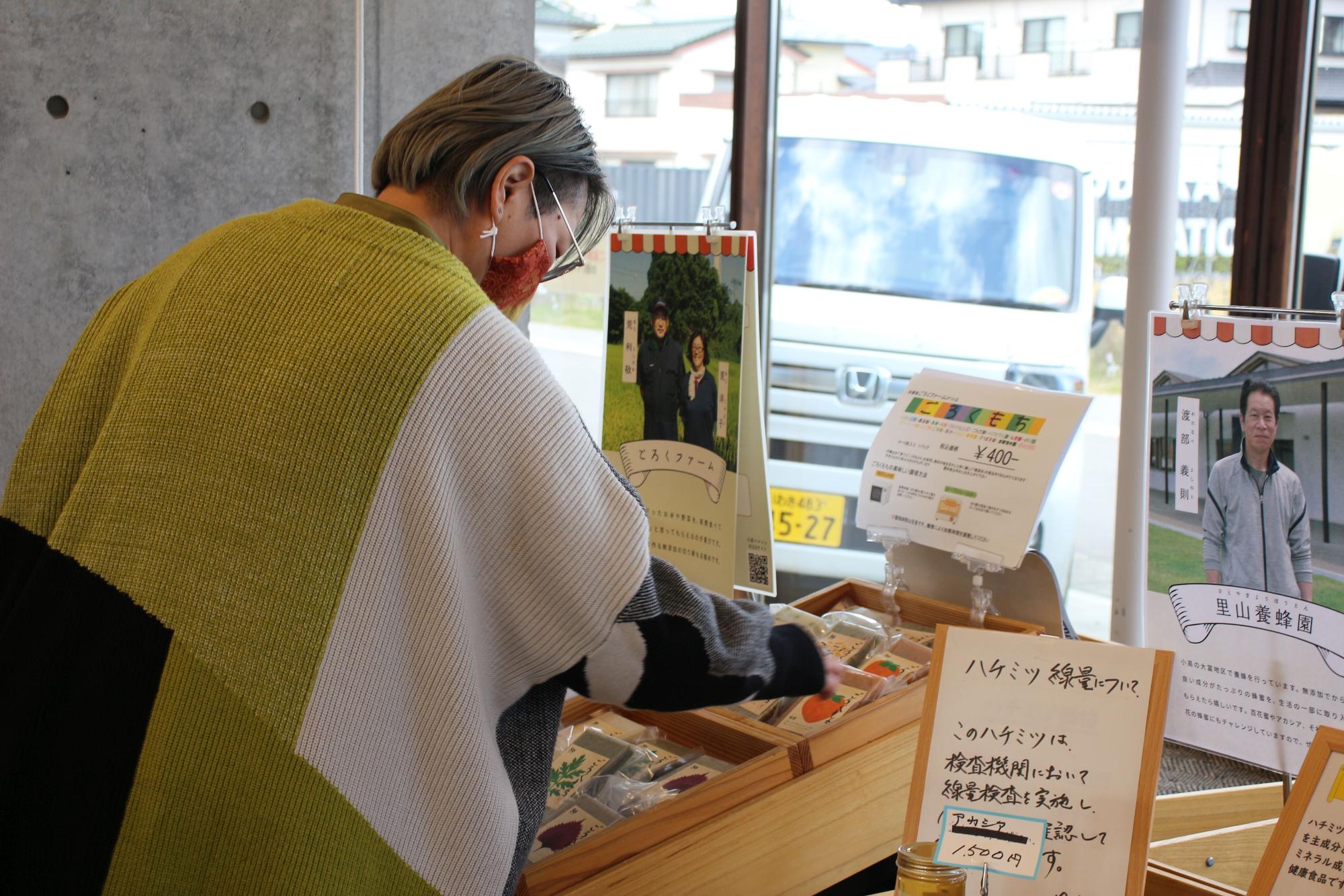 マルシェで野菜を見る参加者