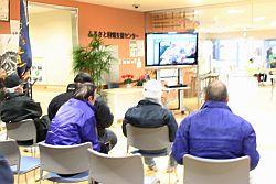 道の駅南相馬に避難された方々がテレビの前に椅子を置いて見ている写真