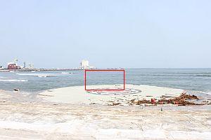 津波で砂浜が流された後の海辺の写真(赤枠にて1枚前の写真の位置を示しています)
