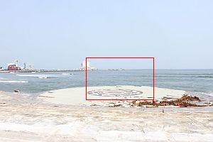 津波が浜砂で流されてしまった後の写真(赤枠にて1枚前の写真の位置を示しています)
