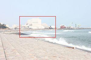 奥に白い建物はそのままあるが津波の影響で広い砂浜や建物の手前にあった木々が消えてしまった写真(赤枠にて1枚前の写真の位置を示しています)