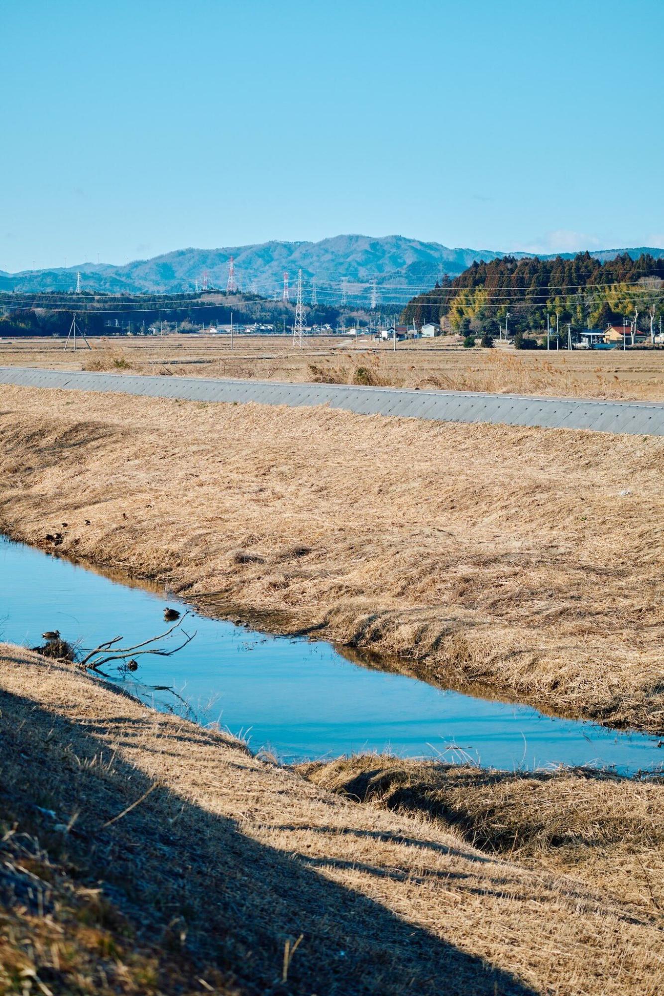 快晴日和の小高の山と川