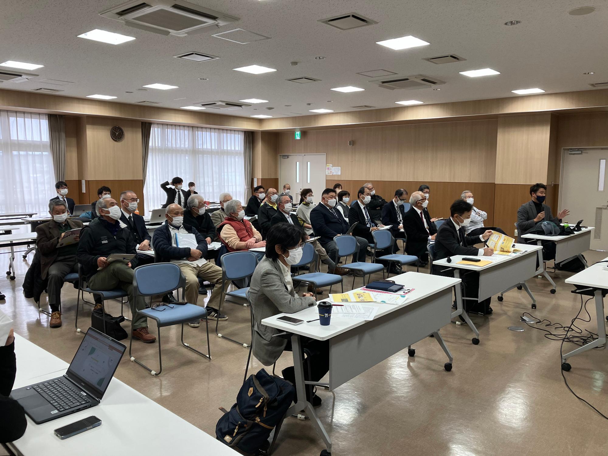 発表を聞く研究員の写真