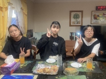 ホームステイ先で食事をしている学生の写真