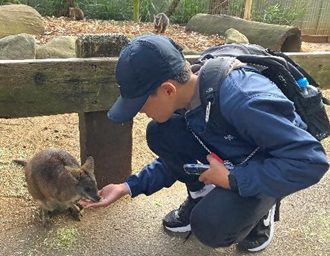 フェザーデールワイルドライフ・パークで動物と触れ合っている写真