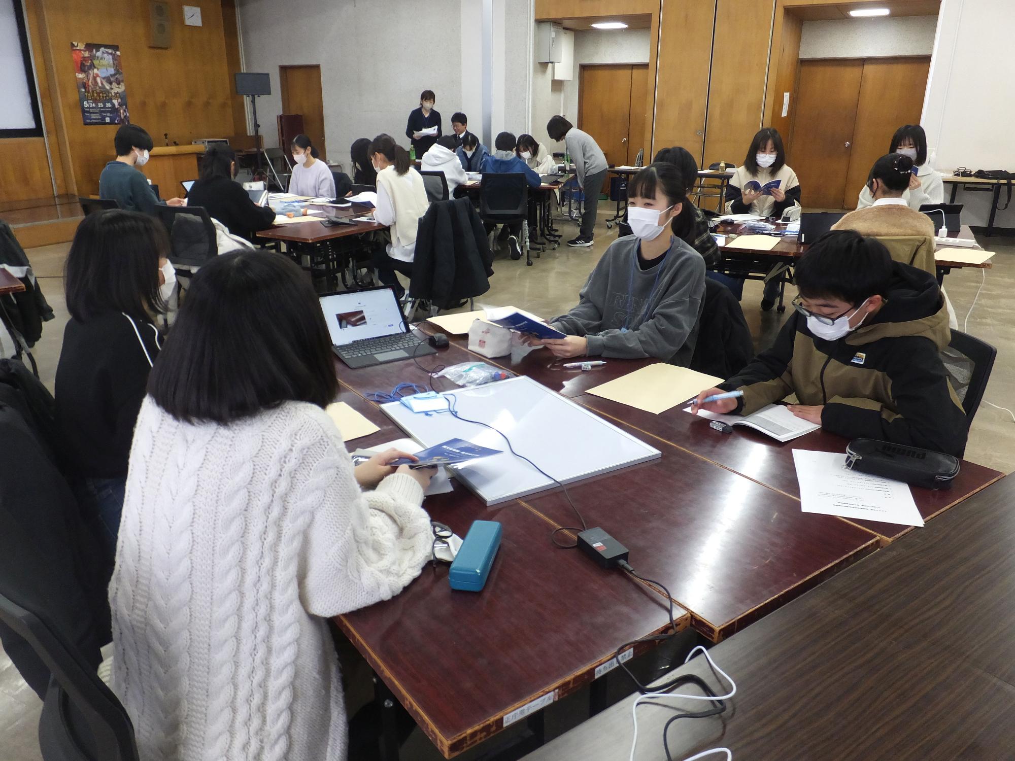 グループ内の話し合いの様子