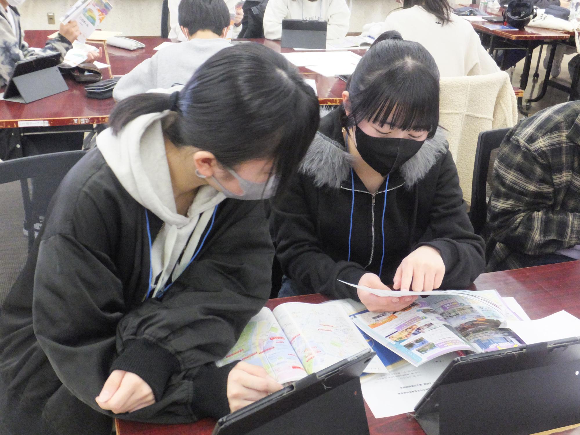 資料を見ながら話す研修生2人の写真
