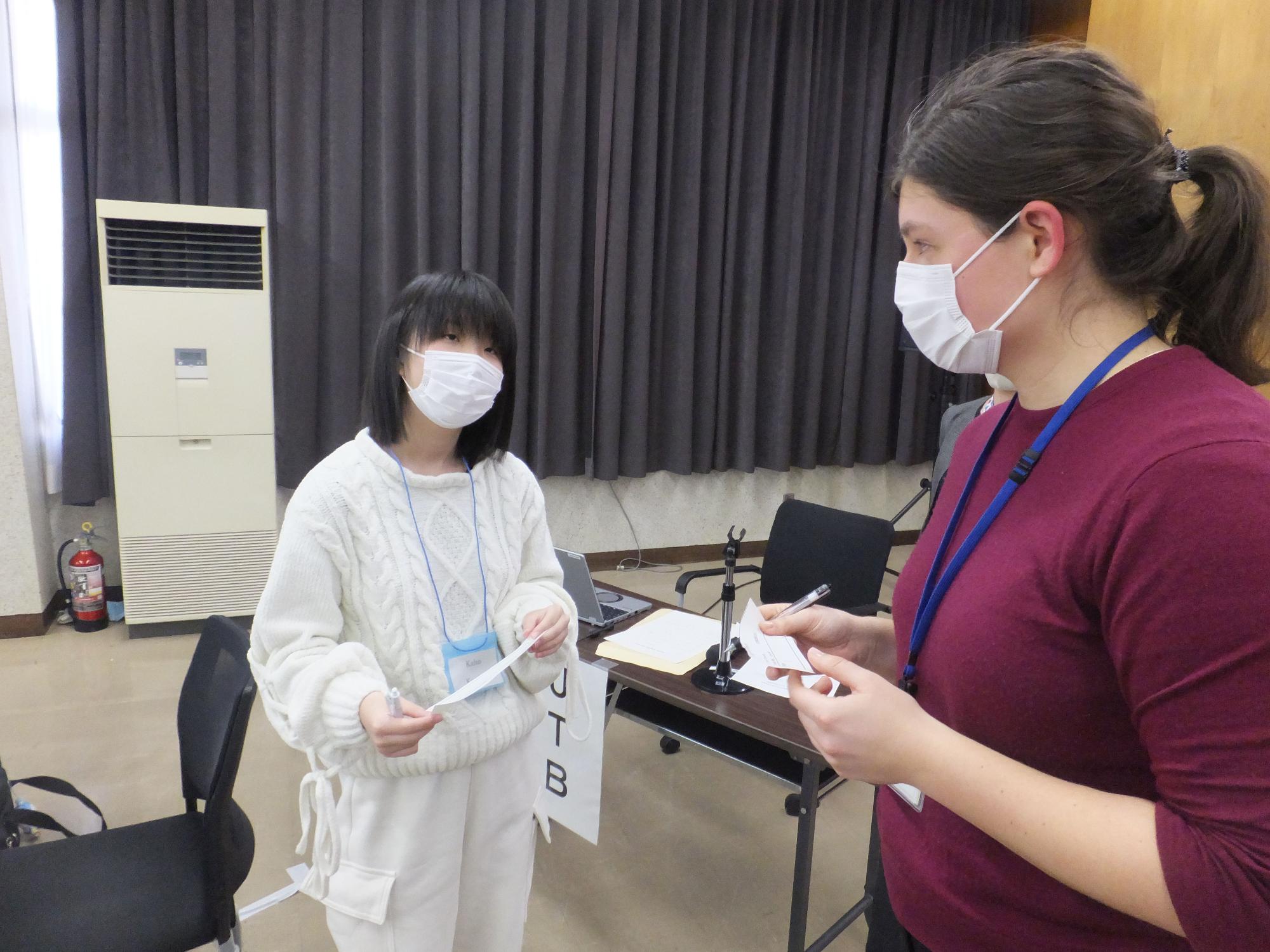 英会話研修で、外国人と話す研修生の写真