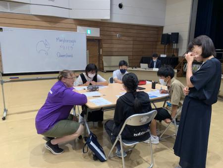 学生らが講師と話をしている様子の写真