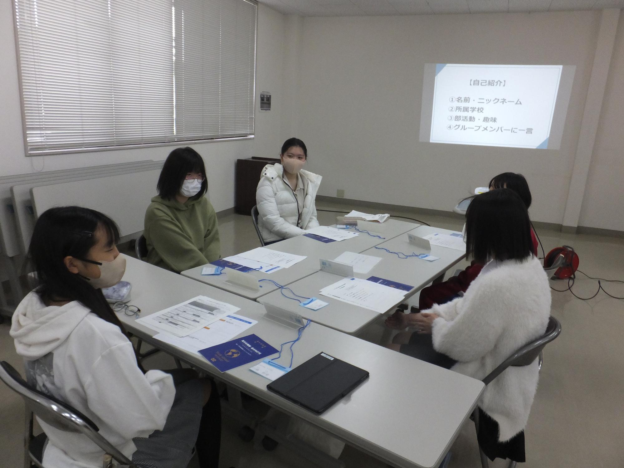 学生らがワークショップをしている様子の写真