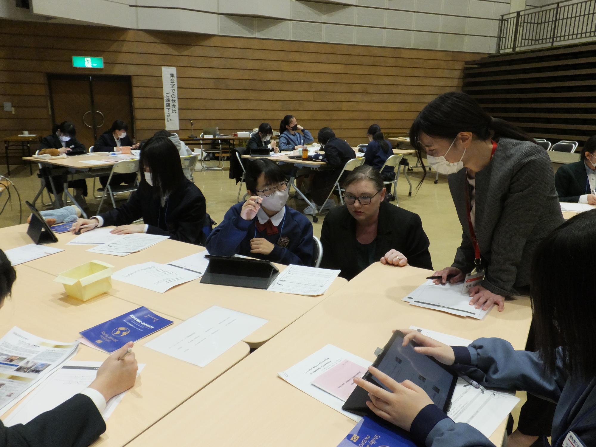 学生が英会話研修などを行っている様子の写真