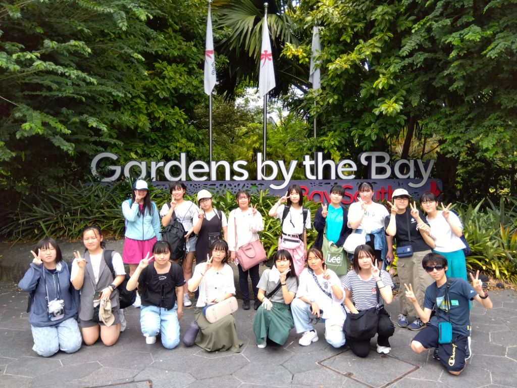 「Gardens by the Bay」の看板前での集合写真