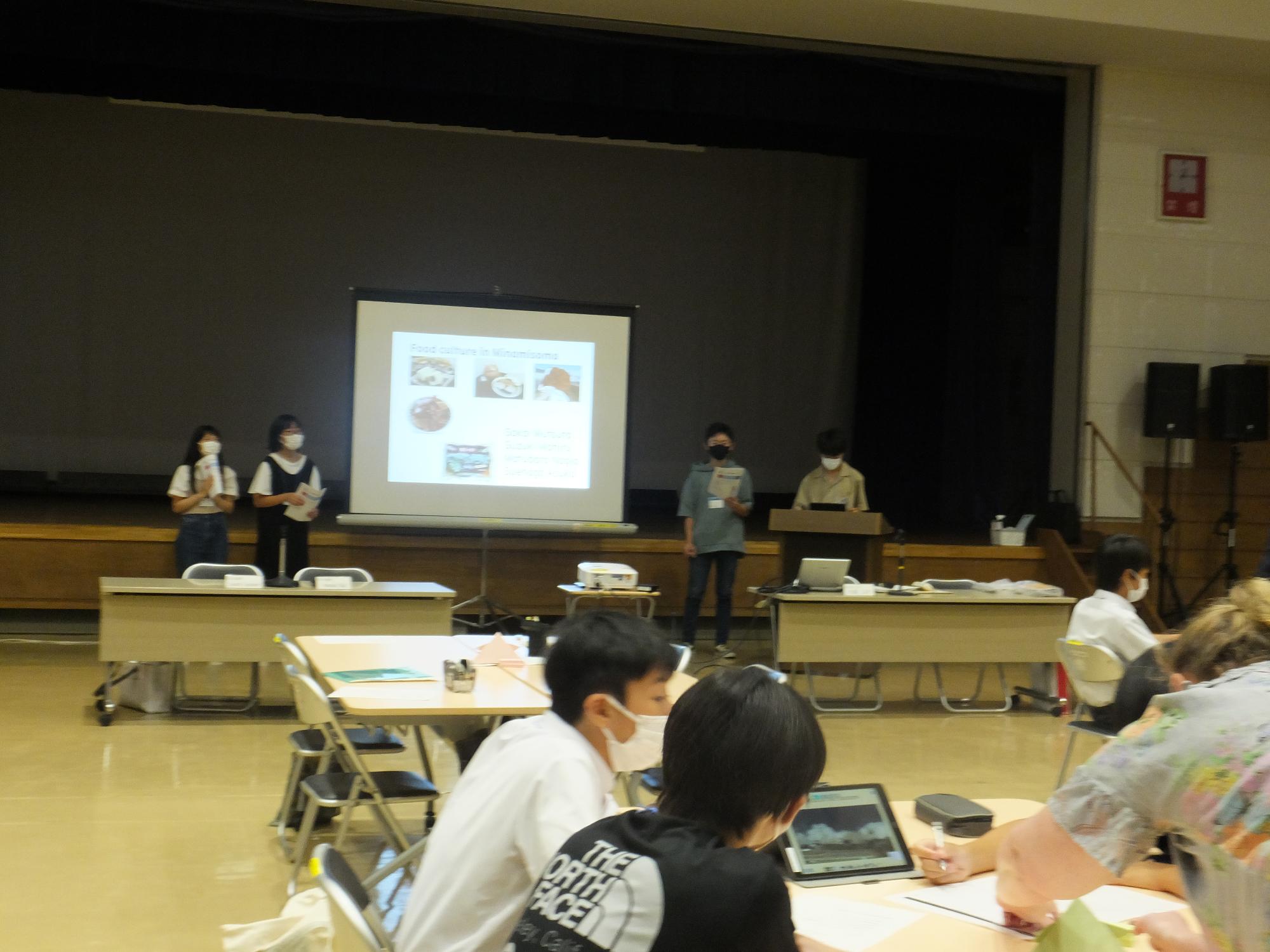 学生らがプレゼンの計画・準備を行っている様子の写真