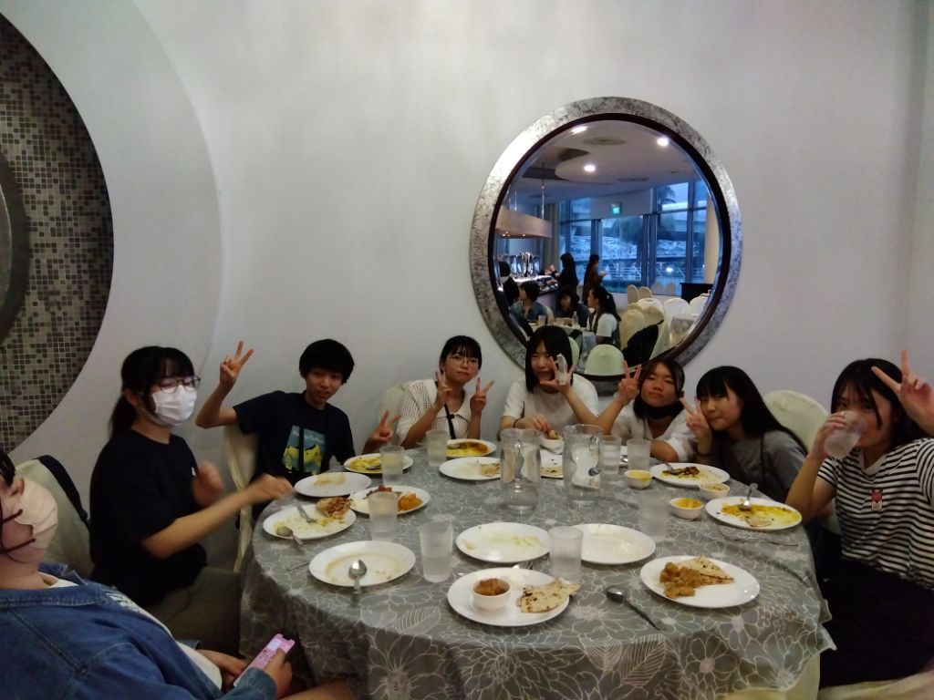 レストランで食事をしている学生の写真