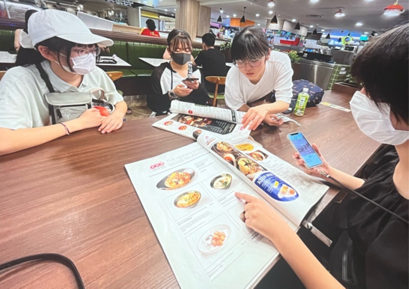 学生らが食事のメニューを選んでいる様子の写真