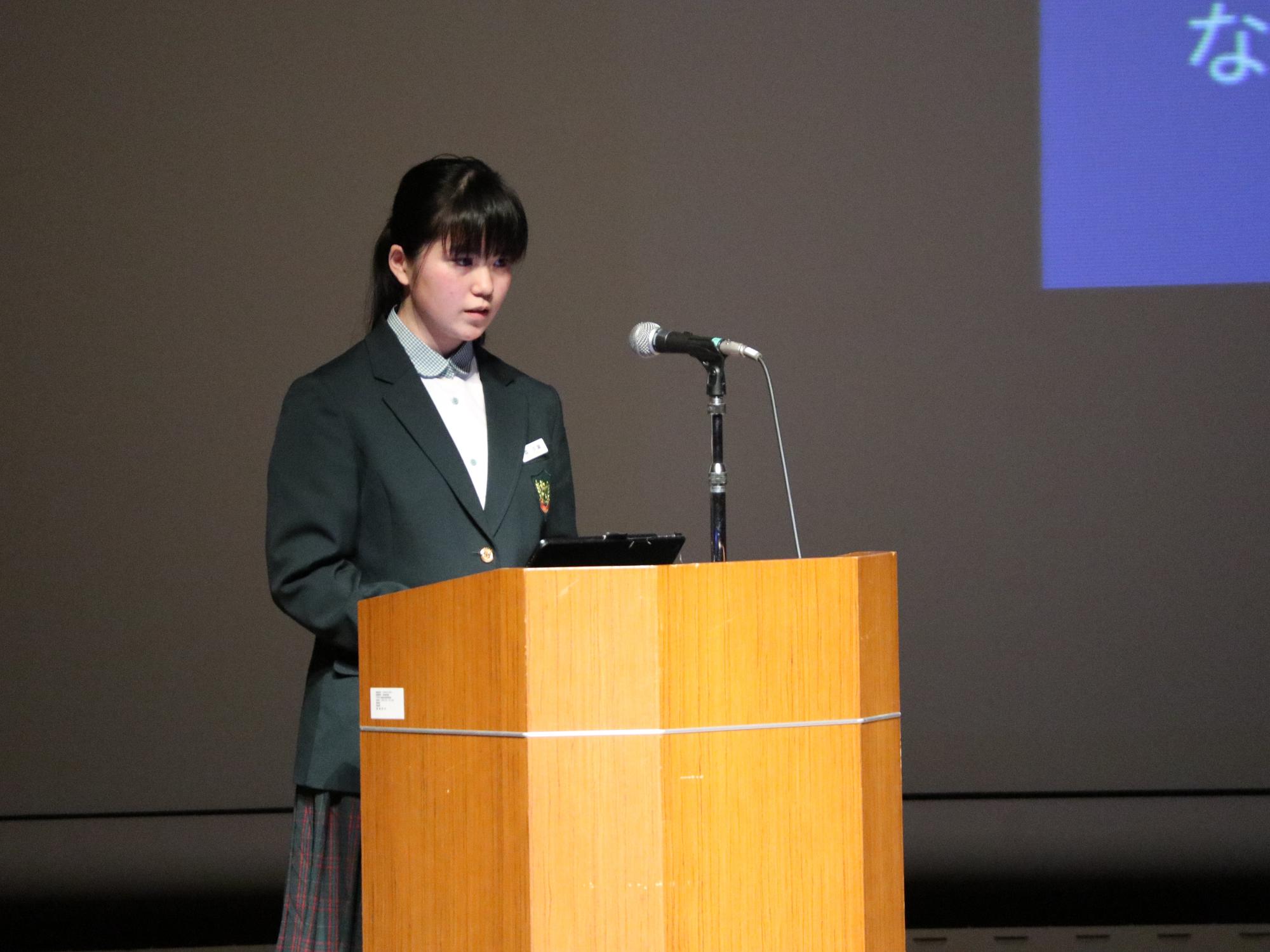 報告会での発表の様子